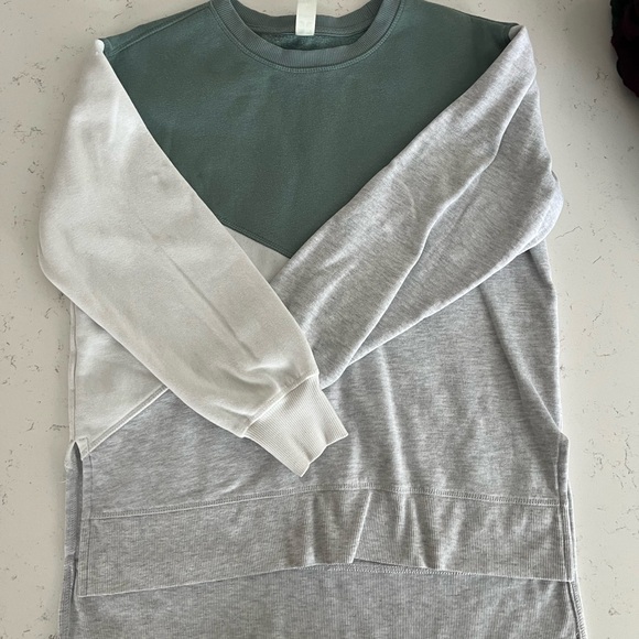 Color block sweatshirt, EUC, worn once. Size Small. Brand is Green Tea - Picture 1 of 2